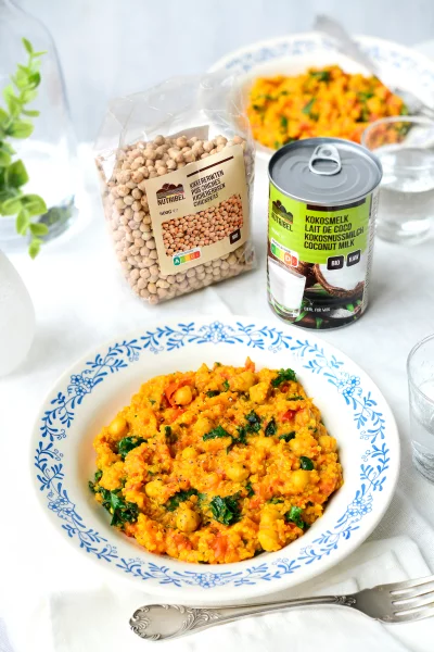 Currystoofpotje van kikkererwten, zoete aardappel en boerenkool