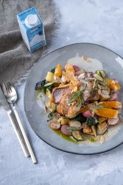 Roodbaars met gewokte groenten en beurre orange