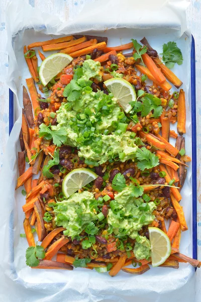 Chili sin carne met zoete aardappelfrietjes en avocadocrème