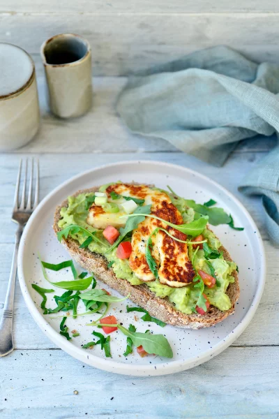 Avocadotoast met halloumi