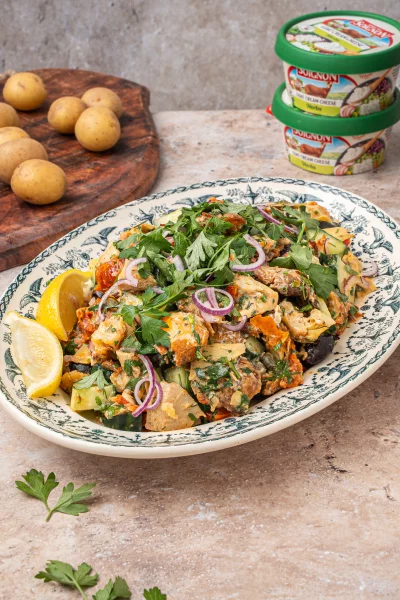 Crispy aardappelsalade met geitenkaas en Mediterrane groenten