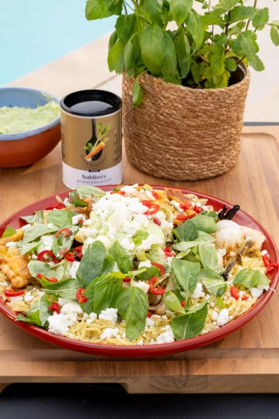 Gegrilde kip met orzo en green goddess dressing