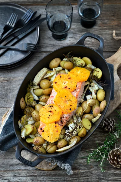 Feestelijke zalm uit de oven met appelsien, venkel en kruidenaardappeltjes
