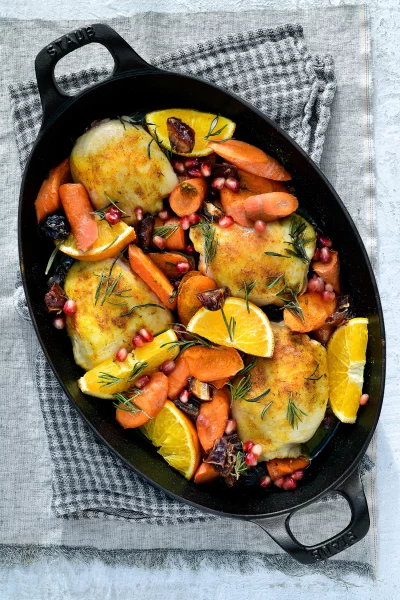 Kippendijen met dadels en sinaasappel uit de oven