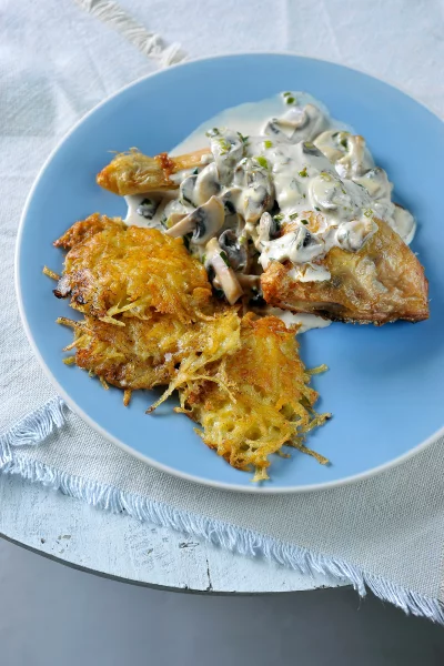 Gevulde kip  met rösti aardappelen en champignonsaus