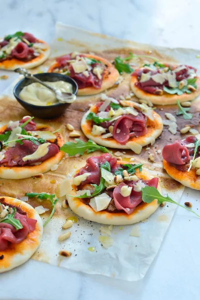 Mini-pizza's met rundscarpaccio