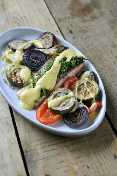 Geroosterde zalm met gegrilde groenten en dijonaise