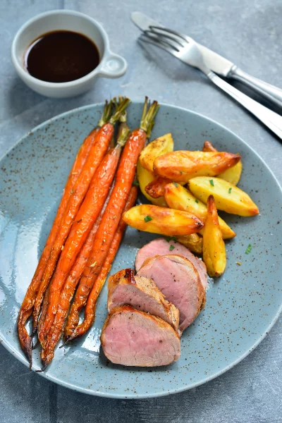 Varkenshaasje met gebakken krielaardappelen en worteltjes