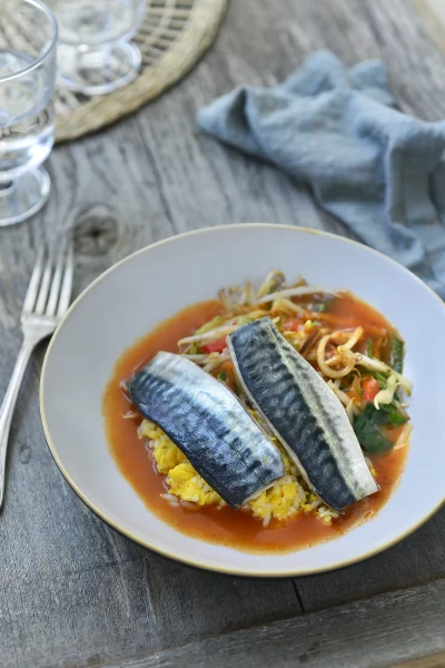 Gebakken makreel in rode curry