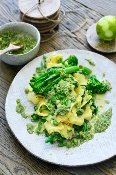 Pasta met groene groenten en edamamepesto
