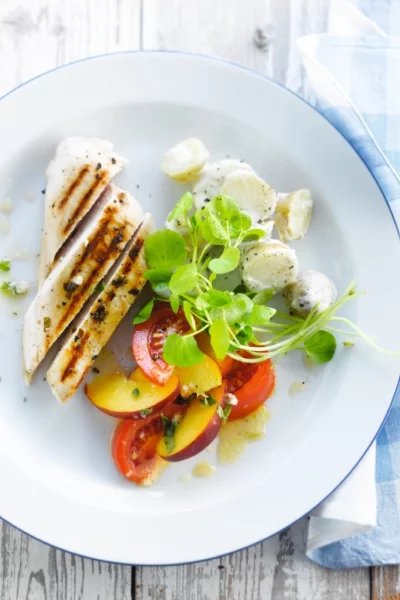Gegrilde kip met perzik en tomaat