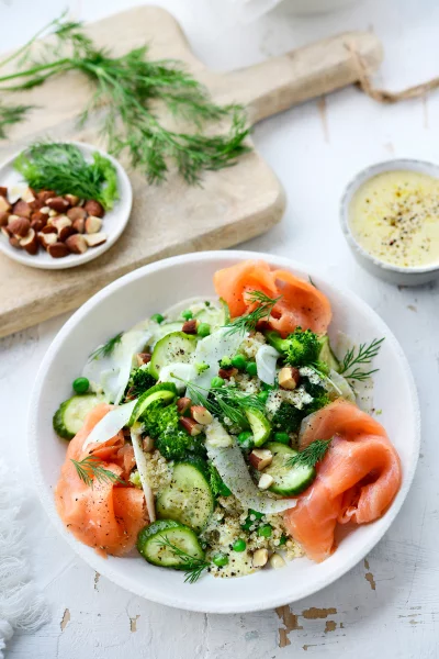 Quinoasalade met zalm en zoetzure komkommer