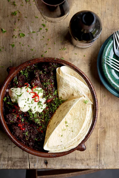 Kruidige rundstoverij met rode wijn, chili en zure room