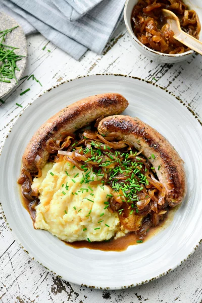 Worst met pastinaakpuree en gekarameliseerde uien