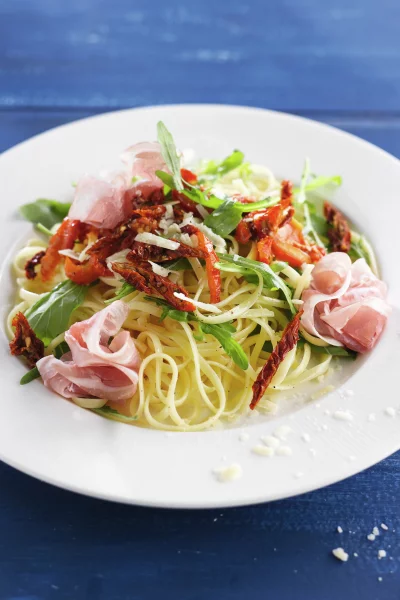 Linguine met pancetta en zongedroogde tomaat