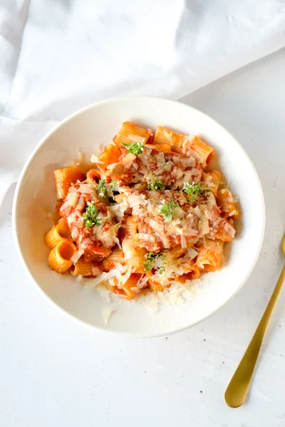 Pasta met tomatensaus en ribbetjesvlees