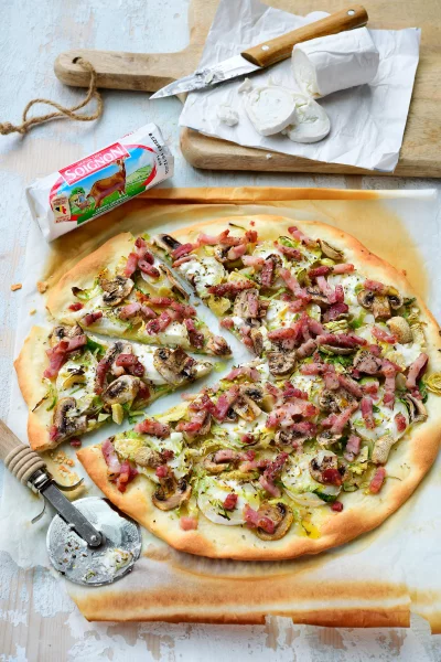 Winterse pizza met geitenkaas, spek, spruitjes en champignons