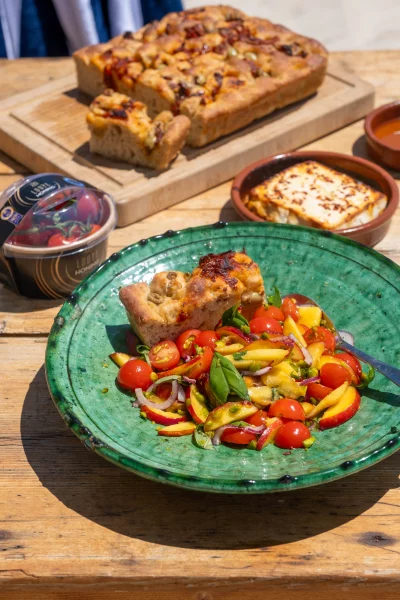 Zomersalade met honing-chili feta en focaccia