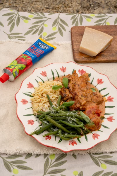 Kip in rode pesto-roomsaus met orzo en boontjes