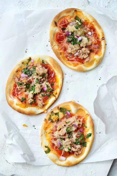 Mini-pizza's met tonijn en rode ui