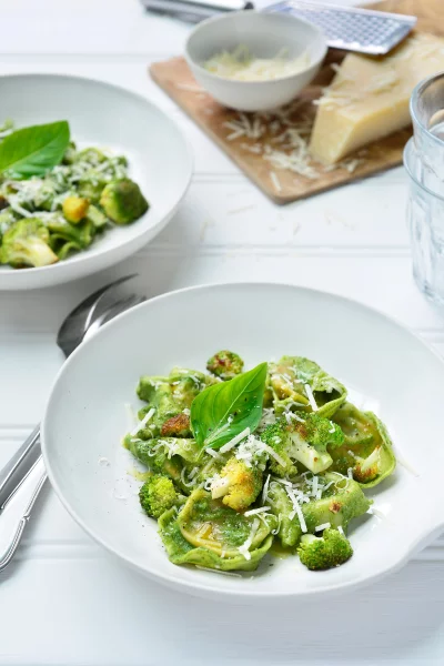 Tortellini met spinazie-broccolisaus
