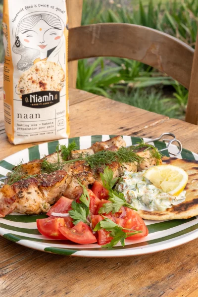 Brochettes van varkenshaasje met tzatziki en naanbrood