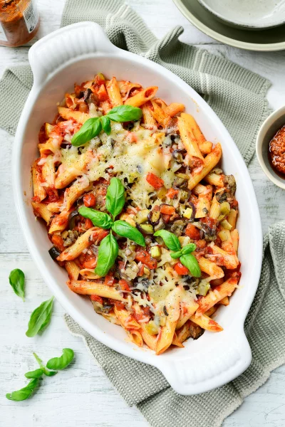 Gegratineerde penne met tomatensaus en geroosterde groenten