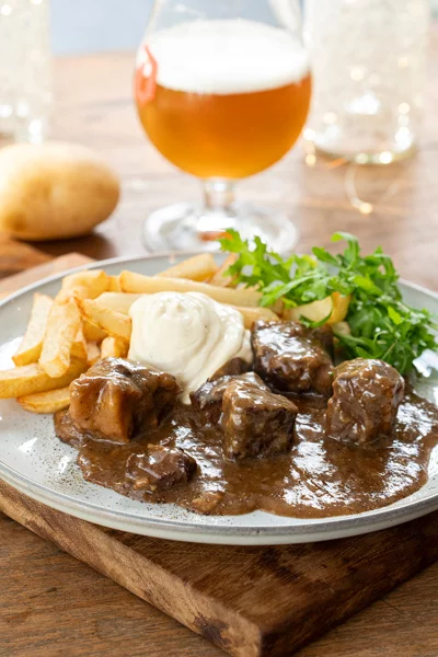 Stoofvlees van rundsvlees met mayonaise en frietjes