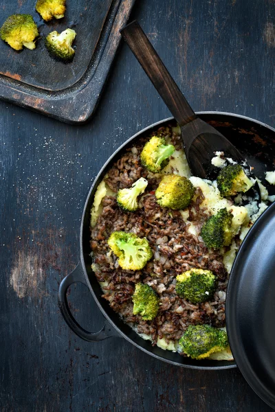 Ovenschotel met rundsgehakt, pastinaak en geroosterde broccoli