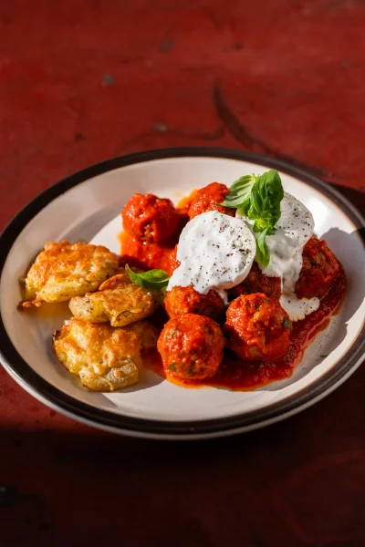 Gehaktballetjes in een romige paprikasaus met burrata