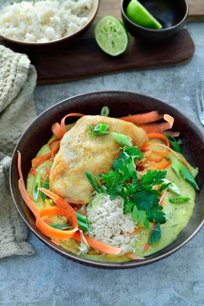 Witte vis in tempura met currysaus