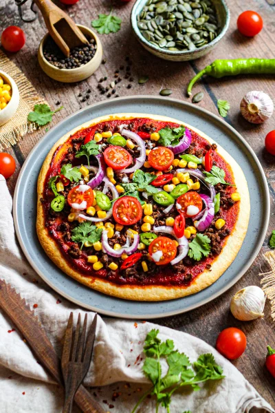 Mexicaanse pizza met vegan gehakt, maïs en kerstomaten