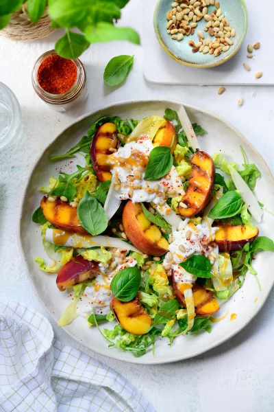 Salade met burrata, nectarine en honing-mosterddressing