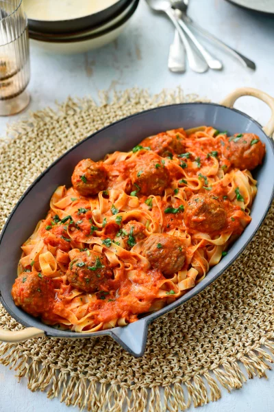 Tagliatelle met gehaktballetjes in een tomaat-paprikasausje