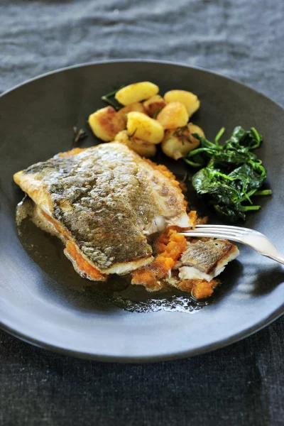 Gebakken wilde zeebaars met pompoenpuree en spinazie