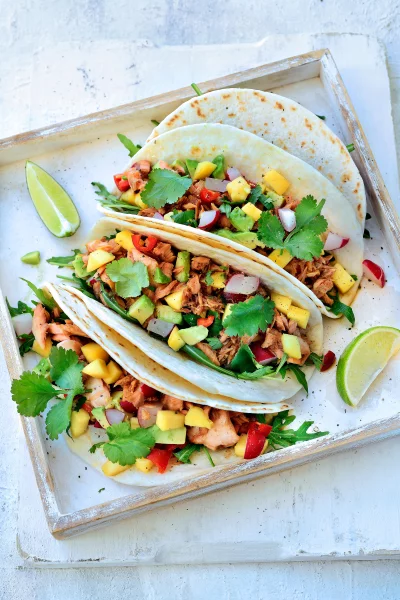 Wraps met pulled zalm en mangosalsa