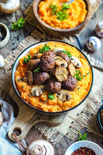Knolselder-zoete aardappelpuree met vegan balletjes