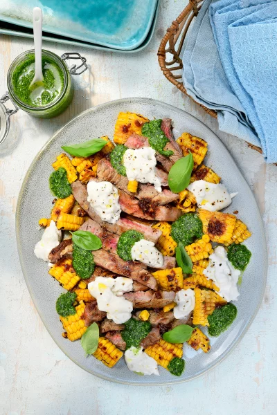 Gegrilde entrecôte met maïs, burrata en pesto