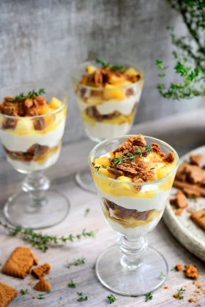 Hangop met gebakken appel en speculaas