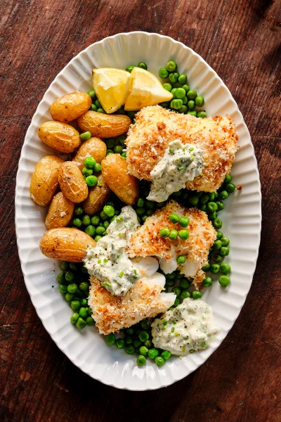 Krokante kabeljauw met doperwten, aardappelen en remouladesaus