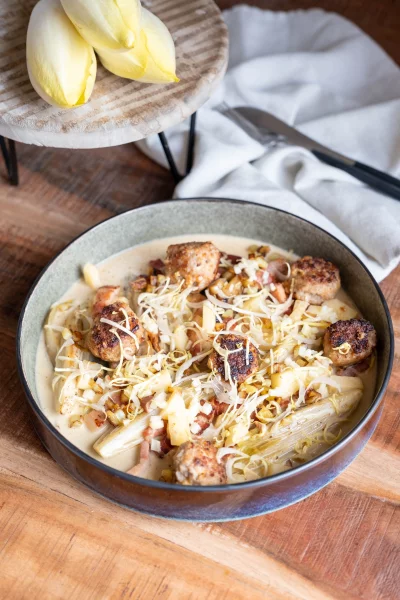 Gehaktballetjes in een romig witloofsausje