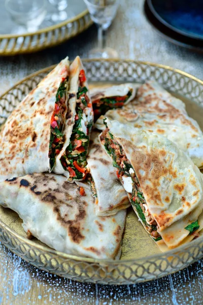 Turkse pannenkoek met tomaat, linzen en paprika