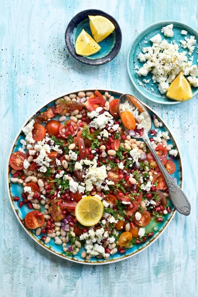 Salade van witte bonen, tomaten, granaatappel en feta