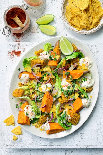 Mexicaanse salade met zoete aardappel en maïs