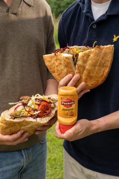 Messy broodje kebab met opgelegde rode kool