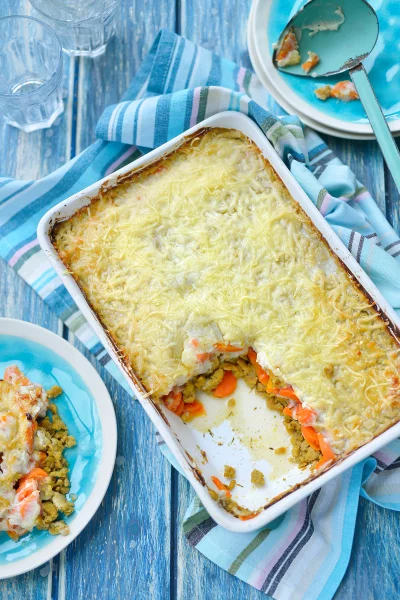 Mama's ovenschotel met kippengehakt en bloemkoolsaus