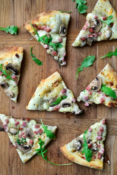 Pizza met ham, champignons en truffelcrème