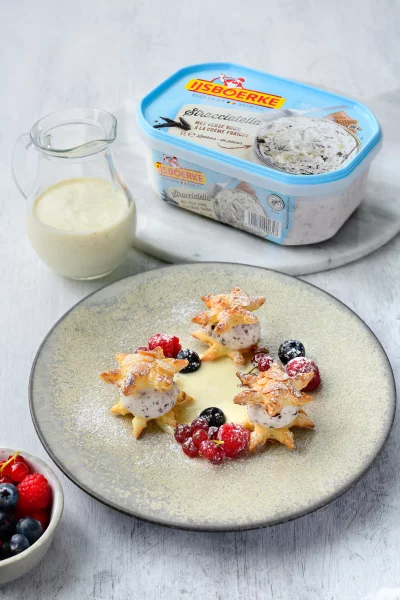 Tompouce met ijs en crème anglaise