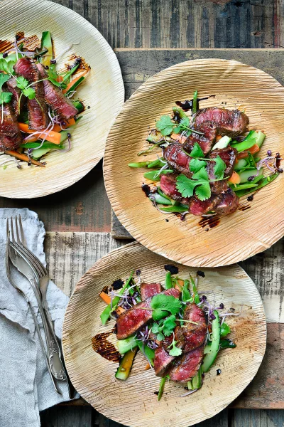 Gekorst rundsvlees met knapperige groentjes in gember-limoenjus