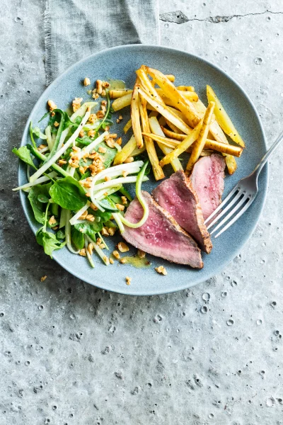 Rosbief met pastinaakfrietjes en koolrabi-landkerssalade met pinda